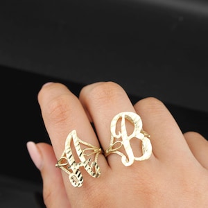 Anillo de oro amarillo macizo de 10 k con inicial de corazón inclinado y letra del alfabeto / Anillo de oro amarillo macizo de 10 k con inicial de letra cursiva y letra del alfabeto