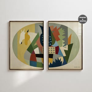 Könnte beinhalten: Zwei gerahmte rechteckige Wandkunstdrucke mit abstrakten geometrischen Formen und einer Pferdesilhouette in einer kreisförmigen Komposition. Die Farbpalette umfasst Gelb, Grün, Blau, Rot und Creme. Rechts unten signiert G. VALMIER 1922.