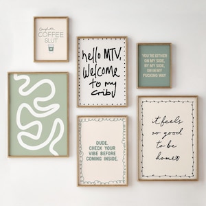 Puede incluir: Un conjunto de ocho impresiones enmarcadas con varios textos y diseños abstractos. Las impresiones son de estilo minimalista con texto negro y líneas blancas sobre un fondo claro. El texto incluye frases como "hello MTV, Welcome to my Crib" y "Dude, check your vibe before coming inside."