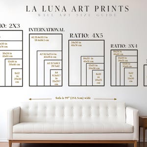 K&ouml;nnte beinhalten: Ein Wandkunst-Gr&ouml;&szlig;enf&uuml;hrer von La Luna Art Prints mit den Gr&ouml;&szlig;enverh&auml;ltnissen 2x3, 4x5, 3x4 und 11x4 sowie den internationalen Gr&ouml;&szlig;en A1, A2, A3 und A4. Der Leitfaden enth&auml;lt Ma&szlig;e in Zoll und Zentimetern. Unterhalb befindet sich ein wei&szlig;es Sofa, das 251,5 cm breit ist.