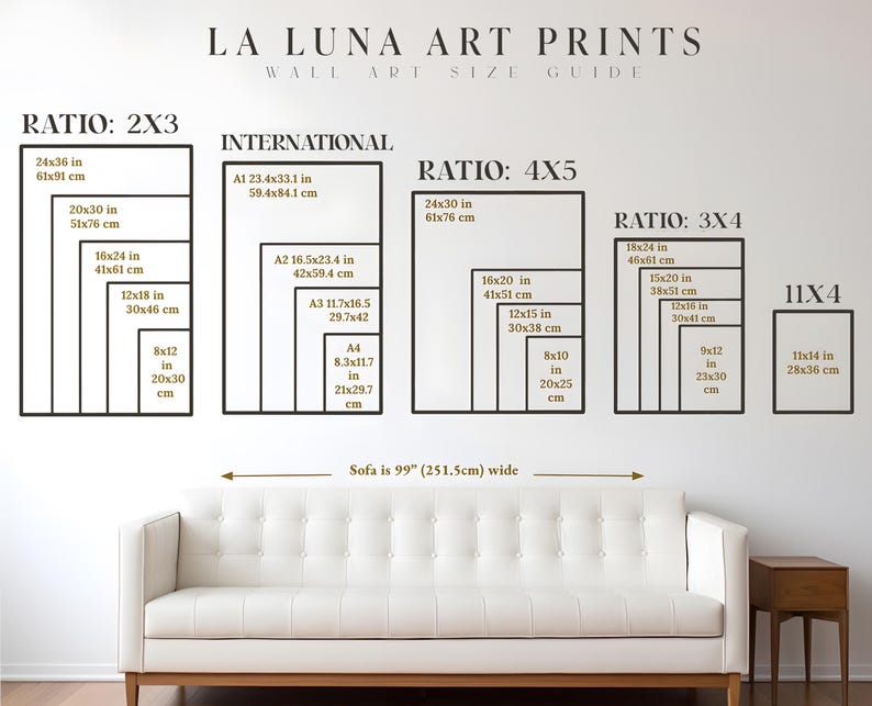 K&ouml;nnte beinhalten: Ein Wandkunst-Gr&ouml;&szlig;enf&uuml;hrer von La Luna Art Prints mit den Gr&ouml;&szlig;enverh&auml;ltnissen 2x3, 4x5, 3x4 und 11x4 sowie den internationalen Gr&ouml;&szlig;en A1, A2, A3 und A4. Der Leitfaden enth&auml;lt Ma&szlig;e in Zoll und Zentimetern. Unterhalb befindet sich ein wei&szlig;es Sofa, das 251,5 cm breit ist.
