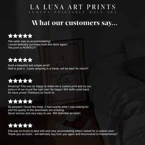 K&ouml;nnte beinhalten: Ein gerahmter Druck mit dem Text "it feels so good to be" in handschriftlichem Stil. Das Bild enth&auml;lt auch Kundenrezensionen und den Text "LA LUNA ART PRINTS LUXURY PRINTABLE WALL ART".