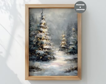 Puede incluir: Pintura enmarcada de un paisaje invernal con abetos cubiertos de nieve iluminados con luces doradas. La obra de arte tiene una paleta de colores suaves y apagados, con un enfoque en el camino nevado y el texto "PRINTED & SHIPPED".