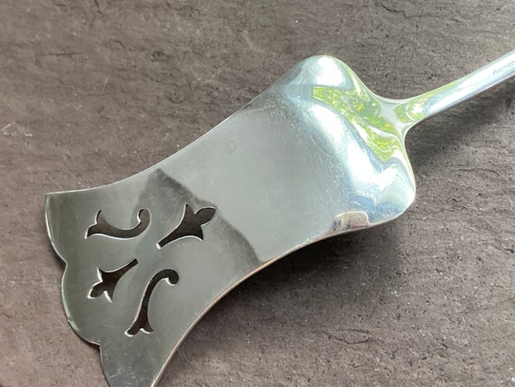 アンティークシルバープレート、ソリッドピアスワッフルサーバー、FAIR