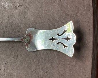 アンティークシルバープレート、ソリッドピアスワッフルサーバー、FAIR