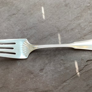 Piatto Oneida Community Reliance EXETER 1913 Antico argentato per carne fredda, grande forchetta da portata, vintage Art Nouveau, grazioso articolo per le feste