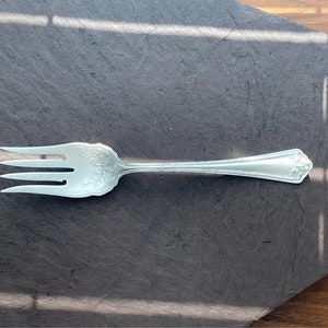 Wm Rogers Co AA FAIR OAK 1913 Forchetta per carne fredda in argento antico Splendida incisione sul collo Perfetta per il tavolo da pranzo delle feste vintage