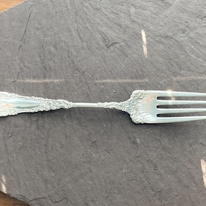 Wm Rogers YALE 1894 Forchetta per carne fredda grande in argento antico in buone condizioni vintage Bellissimo pezzo da portata vittoriano No Mono