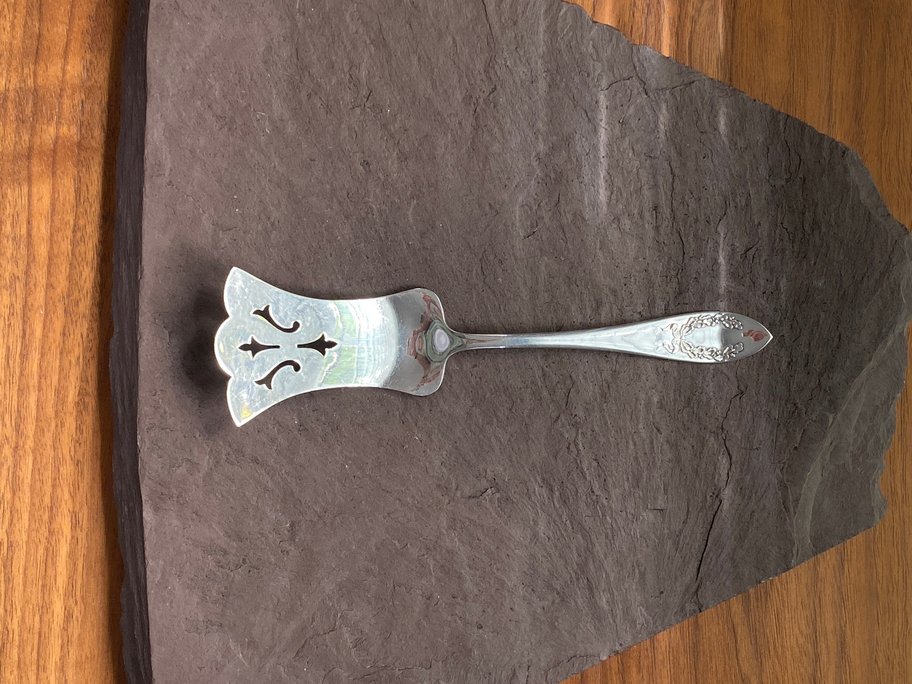 アンティークシルバープレート、ソリッドピアスワッフルサーバー、FAIR