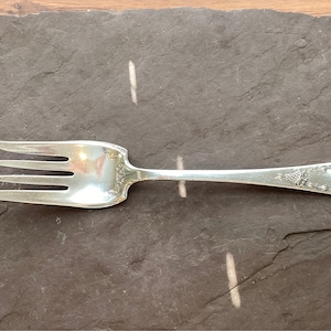 Holmes & Edwards CAROLINA 1914 Forchetta per carne fredda placcata in argento antico Bellissimi utensili vintage per regali o collezionisti e matrimoni No Mono