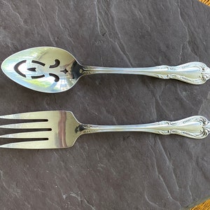 Wm A Rogers CHALICE aka HARMONY aka JASMINE 1958 Cucchiaio da portata con fessura in argento placcato e forchetta per carne fredda Pezzi per cena con motivo ornato