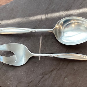 Holmes & Edwards Deep Silver WOOD SONG 1958 Silberplatte Serviergabel und Löffel Funky 50er Jahre Stil Geschirr Dinner Party Hostess Vintage