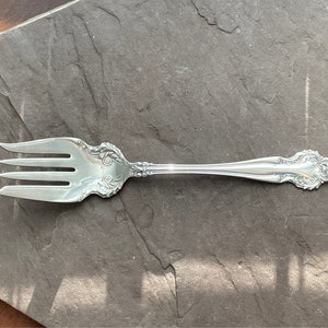 Wm Rogers CEDRIC 1906 Forchetta da portata per CARNE FREDDA antica placcata in argento del 1906, ottime condizioni per cene vintage/brunch/matrimonio/nuova casa