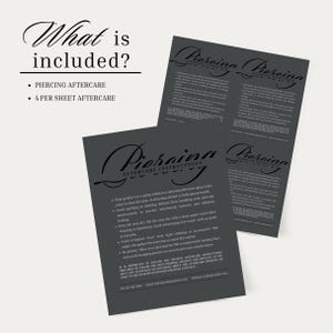 Puede incluir: Hojas de instrucciones de cuidado posterior de color gris oscuro para piercings. Las hojas incluyen instrucciones sobre c&oacute;mo cuidar un nuevo piercing. El texto "What is included?" est&aacute; en la parte superior, con "Piercing aftercare" y "4 per sheet aftercare" debajo.