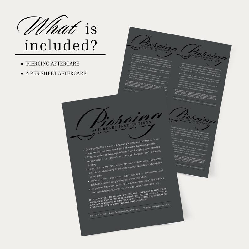 Puede incluir: Hojas de instrucciones de cuidado posterior de color gris oscuro para piercings. Las hojas incluyen instrucciones sobre c&oacute;mo cuidar un nuevo piercing. El texto "What is included?" est&aacute; en la parte superior, con "Piercing aftercare" y "4 per sheet aftercare" debajo.