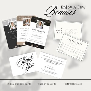 Puede incluir: Una colecci&oacute;n de tarjetas de visita, certificados de regalo y tarjetas de agradecimiento. Las tarjetas de visita presentan una foto e informaci&oacute;n de contacto. Los certificados de regalo y las tarjetas de agradecimiento tienen una escritura elegante. Las palabras "Enjoy A Few Bonuses" est&aacute;n escritas en cursiva.