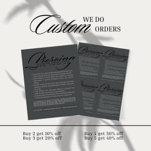 Puede incluir: Dos hojas de color gris oscuro con instrucciones para el cuidado posterior de los piercings. Las hojas tienen las palabras "Piercing Aftercare Instructions" en una fuente decorativa. La parte superior de la imagen dice "Custom Orders". Debajo de las hojas hay ofertas de descuento.