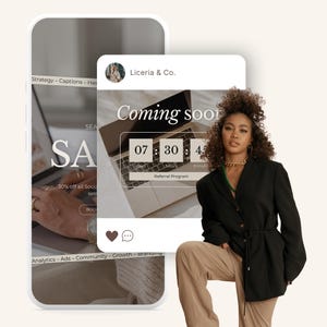 Pode incluir: Um display digital mostrando uma publica&ccedil;&atilde;o de rede social da Liceria & Co. com um cron&ocirc;metro, ao lado de uma pessoa vestindo um blazer preto e cal&ccedil;as bege. A tela apresenta textos como Coming soon, 30% off all Social Media sessions e Referral Program.