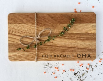 Breakfast board HERE KRÜMELT OMA - cutting board oiled oak with engraving - hard and robust - premium quality