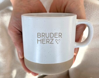 Bruderherz - Personalisierbare 360ml Keramiktasse mit Deckel Untersetzer aus Bambus | Unglasiertes Bodendesign - SANDY