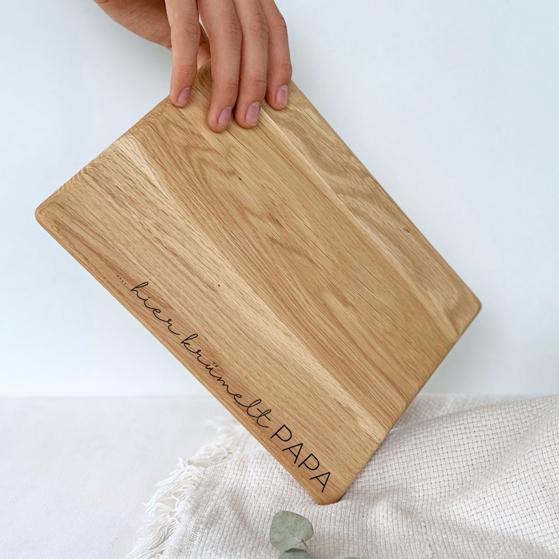 Premium cutting board this is where DADDY crumbles 100% FSC® certified oak wood Customizable LYDIA hier krümelt PAPA