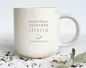 Tasse Einatmen II - Personalisierbar - Gravierte Keramiktasse mit matter Oberfläche und rustikalem Touch in pastellweiß gesprenkelt - STYLER