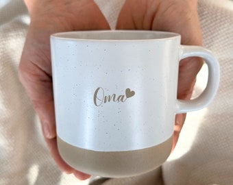 Oma - Personalisierbare 360ml Keramiktasse mit Deckel Untersetzer aus Bambus | Unglasiertes Bodendesign - SANDY