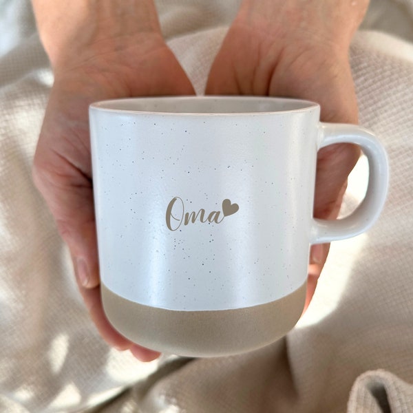 Oma - Personalisierbare 360ml Keramiktasse mit Deckel Untersetzer aus Bambus | Unglasiertes Bodendesign - SANDY