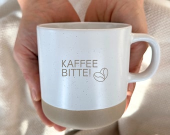 Kaffee bitte! - Personalisierbare 360ml Keramiktasse mit Deckel Untersetzer aus Bambus | Unglasiertes Bodendesign - SANDY