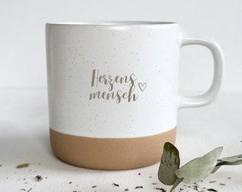 Herzensmensch - Personalisierbare 350ml Keramiktasse | Unglasiertes Bodendesign - SANDY