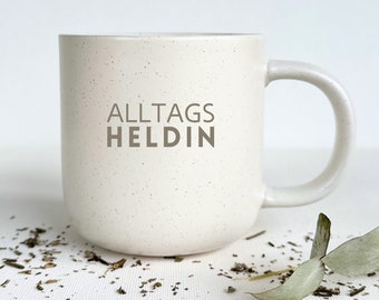 Tasse Alltagsheldin - Personalisierbar - Gravierte Keramiktasse mit matter Oberfläche & stilvollem Touch - pastellweiß gesprenkelt - STYLER