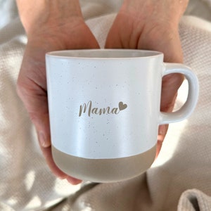 Mama - Personalized 360ml ceramic cup with lid and coaster made of bamboo | Unglazed floor design - SANDY