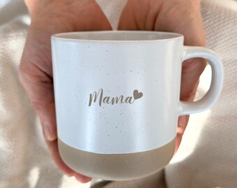 Mama - Personalisierbare 360ml Keramiktasse mit Deckel Untersetzer aus Bambus | Unglasiertes Bodendesign - SANDY