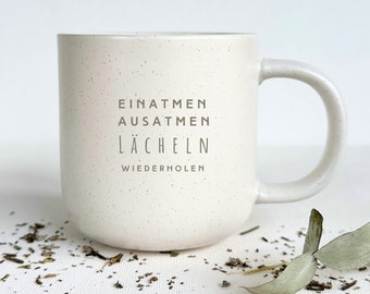 Tasse Einatmen III - Personalisierbar- Gravierte Keramiktasse mit matter Oberfläche und rustikalem Touch in pastellweiß gesprenkelt - STYLER