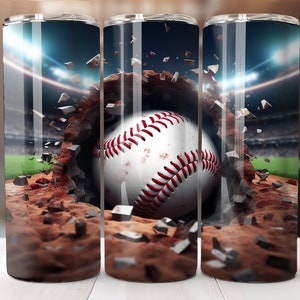 Puede incluir: Una pelota de béisbol rompe a través de una pared de concreto y tierra, con un estadio en el fondo. La pelota de béisbol es blanca con costuras rojas.