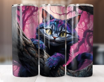 Könnte beinhalten: Ein Edelstahlbecher mit einer farbenfrohen Illustration der Cheshire Cat aus Alice im Wunderland. Die Katze ist blau, lila und schwarz mit gelben Augen. Der Hintergrund ist rosa mit dunklen Ästen.