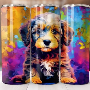 Puede incluir: Tres vasos de acero inoxidable con un diseño abstracto colorido que presenta un cachorro marrón y blanco. El cachorro está sentado en el centro del diseño con la cabeza inclinada hacia un lado. El fondo es una mezcla de colores brillantes, incluyendo amarillo, naranja, azul, morado y verde.