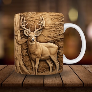 Può includere: Tazza in ceramica bianca con un'immagine marrone e bianca di un cervo in un ambiente boschivo. Il cervo ha grandi corna ed è in piedi in uno stile di legno intagliato.