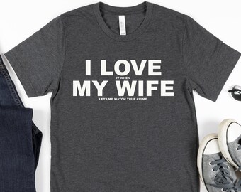 Ich liebe es, wenn meine Frau mich True Crime ansehen lässt, Geschenk für True Crime Liebhaber, True Crime Tshirt, Dateline, True Crime Podcast Tshirt