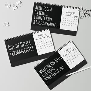 Puede incluir: Varios calendarios de escritorio en blanco y negro con citas humor&iacute;sticas. Uno dice: "&iexcl;D&iacute;a de los Inocentes! Oh, espera... Ya no tengo jefe." Otro dice: "Fuera de la oficina... Permanentemente."