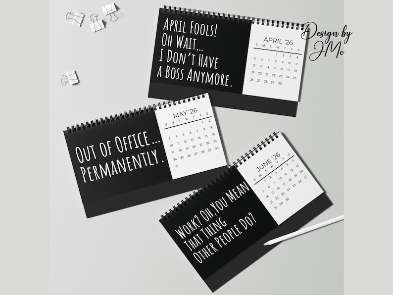 Puede incluir: Varios calendarios de escritorio en blanco y negro con citas humor&iacute;sticas. Uno dice: "&iexcl;D&iacute;a de los Inocentes! Oh, espera... Ya no tengo jefe." Otro dice: "Fuera de la oficina... Permanentemente."