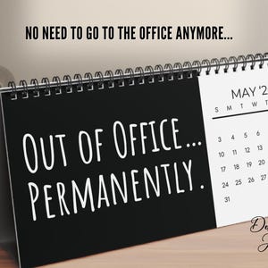 Puede incluir: Un calendario de escritorio negro con el texto "OUT OF OFFICE... PERMANENTLY." y "NO NEED TO GO TO THE OFFICE ANYMORE...". El calendario muestra el mes de mayo del '26. Una botella de vidrio decorativa est&aacute; en el fondo.