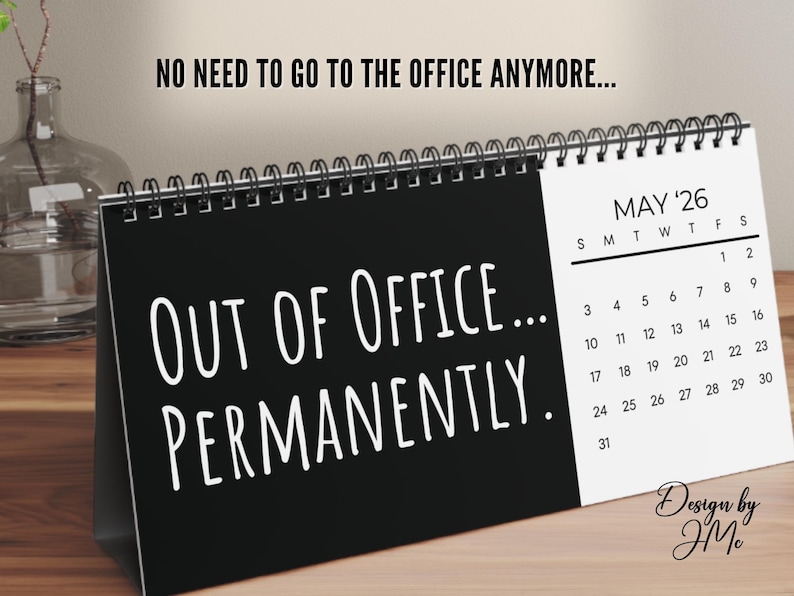 Puede incluir: Un calendario de escritorio negro con el texto "OUT OF OFFICE... PERMANENTLY." y "NO NEED TO GO TO THE OFFICE ANYMORE...". El calendario muestra el mes de mayo del '26. Una botella de vidrio decorativa est&aacute; en el fondo.