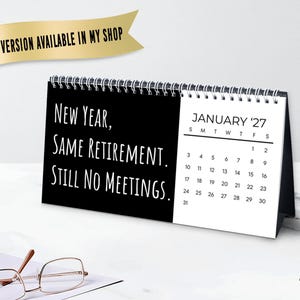 Puede incluir: Un calendario de escritorio en blanco y negro para enero de 2027 con el texto "A&ntilde;o Nuevo, misma jubilaci&oacute;n. Todav&iacute;a sin reuniones". Una pancarta en la parte superior dice "VERSI&Oacute;N 2027 DISPONIBLE EN MI TIENDA."