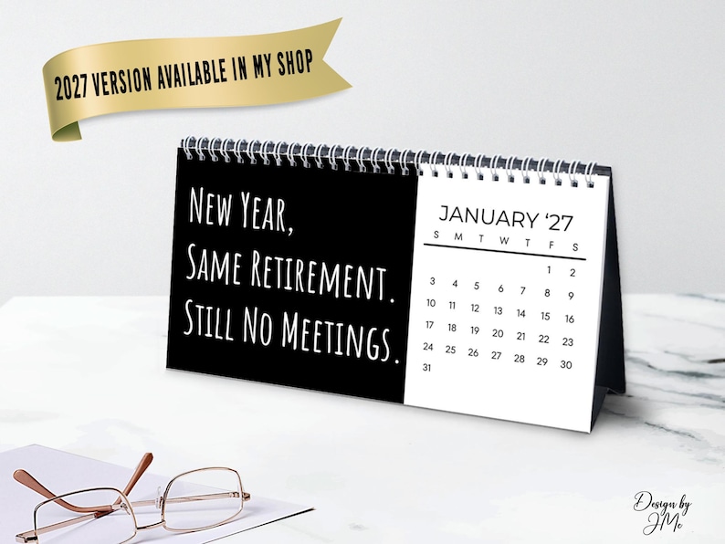 Puede incluir: Un calendario de escritorio en blanco y negro para enero de 2027 con el texto "A&ntilde;o Nuevo, misma jubilaci&oacute;n. Todav&iacute;a sin reuniones". Una pancarta en la parte superior dice "VERSI&Oacute;N 2027 DISPONIBLE EN MI TIENDA."