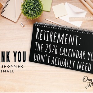 Puede incluir: Un calendario de escritorio negro con texto blanco que dice "RETIREMENT: THE 2026 CALENDAR YOU DON'T ACTUALLY NEED." Tambi&eacute;n son visibles las palabras "THANK YOU FOR SHOPPING SMALL". El calendario est&aacute; sobre una superficie de madera.