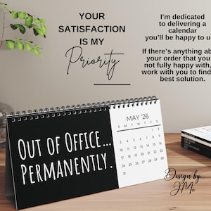 Puede incluir: Un calendario de escritorio en blanco y negro con el texto "OUT OF OFFICE... PERMANENTLY." y el mes de mayo del '26. El calendario est&aacute; encuadernado en espiral y se encuentra sobre una superficie de madera, con un jarr&oacute;n de cristal y una pila de revistas en el fondo.