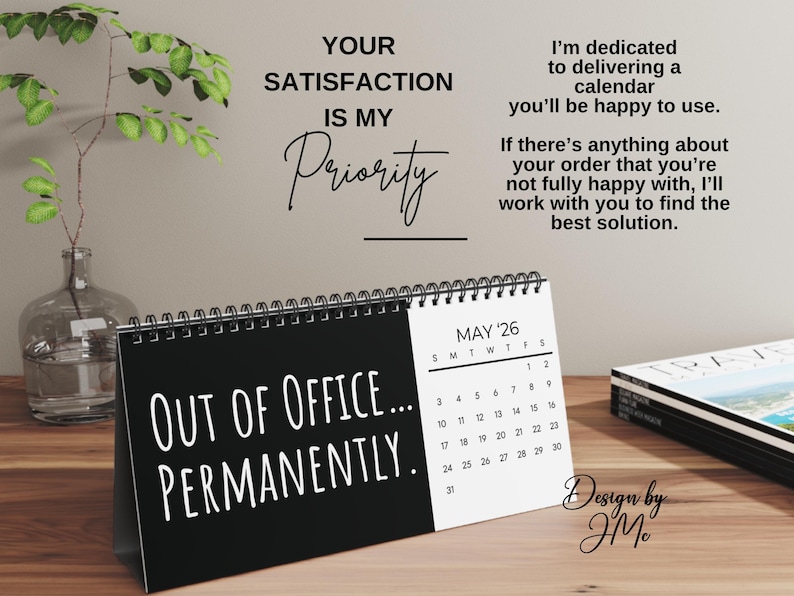 Puede incluir: Un calendario de escritorio en blanco y negro con el texto "OUT OF OFFICE... PERMANENTLY." y el mes de mayo del '26. El calendario est&aacute; encuadernado en espiral y se encuentra sobre una superficie de madera, con un jarr&oacute;n de cristal y una pila de revistas en el fondo.
