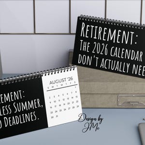 Puede incluir: Dos calendarios de escritorio negros con texto blanco. Uno dice: "JUBILACI&Oacute;N: EL CALENDARIO DE 2026 QUE REALMENTE NO NECESITAS". El otro dice: "JUBILACI&Oacute;N: VERANO SIN FIN, CERO FECHAS L&Iacute;MITE". El calendario muestra el mes de agosto del '26.