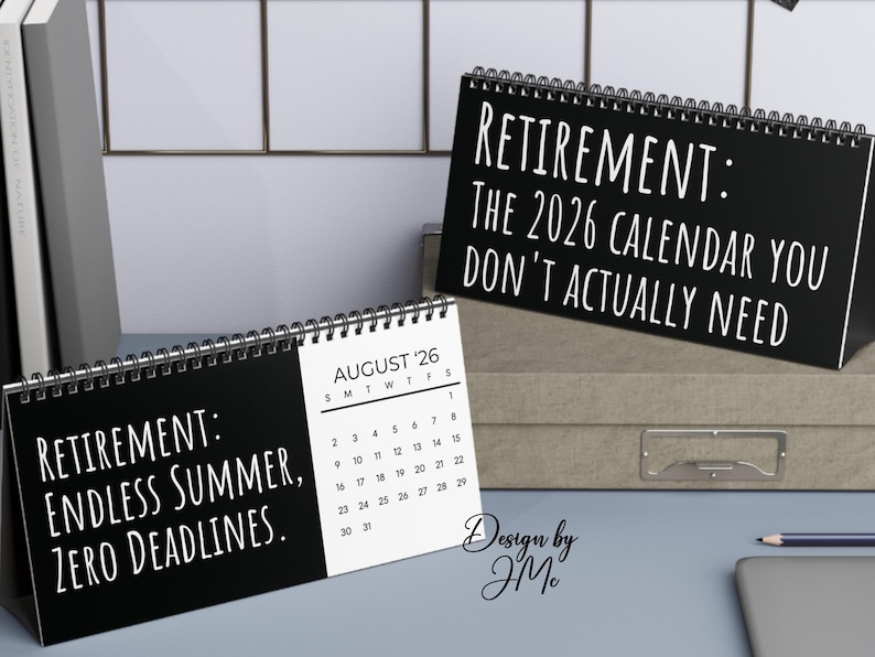 Puede incluir: Dos calendarios de escritorio negros con texto blanco. Uno dice: "JUBILACI&Oacute;N: EL CALENDARIO DE 2026 QUE REALMENTE NO NECESITAS". El otro dice: "JUBILACI&Oacute;N: VERANO SIN FIN, CERO FECHAS L&Iacute;MITE". El calendario muestra el mes de agosto del '26.